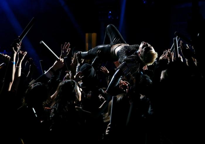 Miley Cyrus combina cuello de cisne con 'escote raruno' (FOTOS)