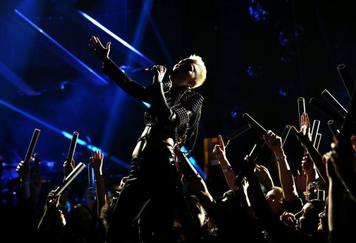 Miley Cyrus combina cuello de cisne con 'escote raruno' (FOTOS)