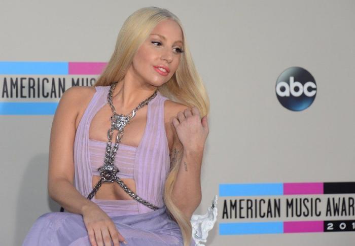 Una fiesta, tres escotes rarunos y tres vestidos : Cara Delevingne, Kim Kardashian y Miranda Kerr