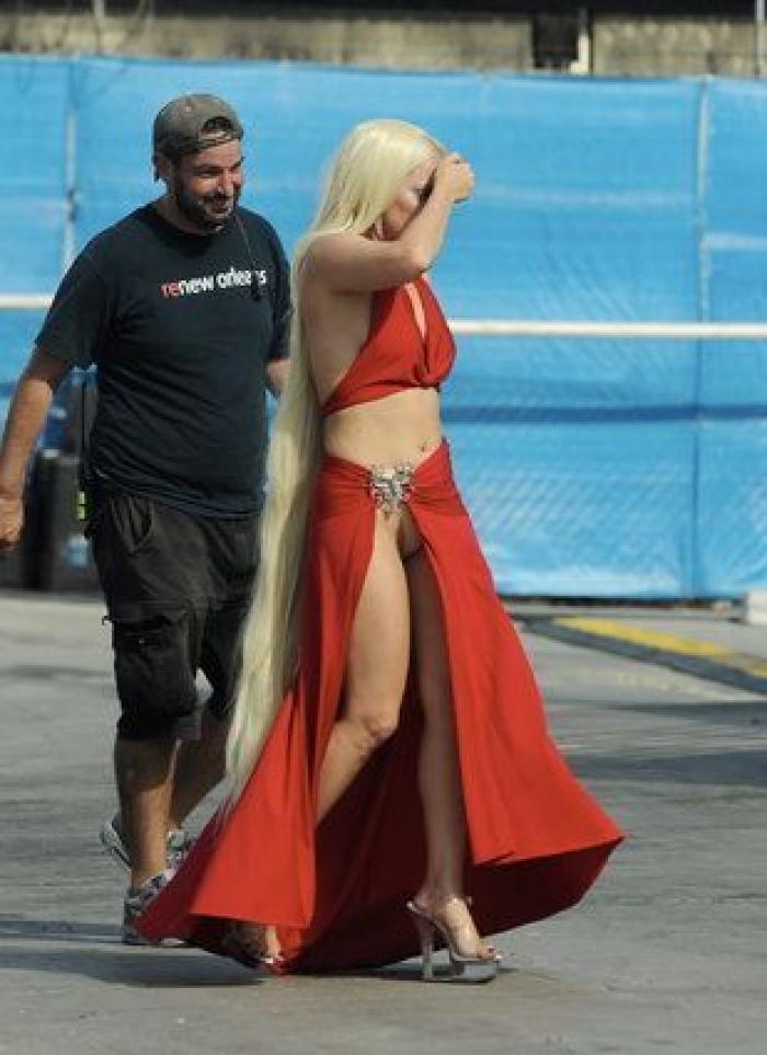 Una fiesta, tres escotes rarunos y tres vestidos : Cara Delevingne, Kim Kardashian y Miranda Kerr