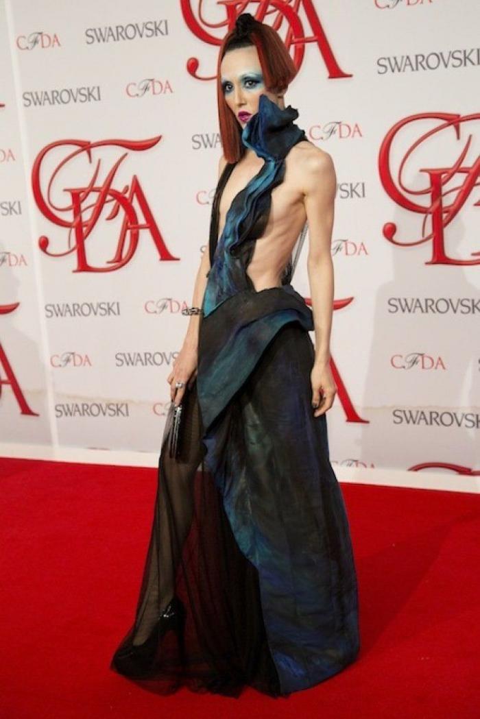 Una fiesta, tres escotes rarunos y tres vestidos : Cara Delevingne, Kim Kardashian y Miranda Kerr