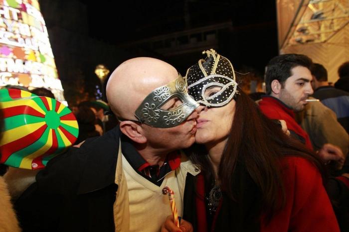 Año 2013: Besos para recibir el Año Nuevo (FOTOS)