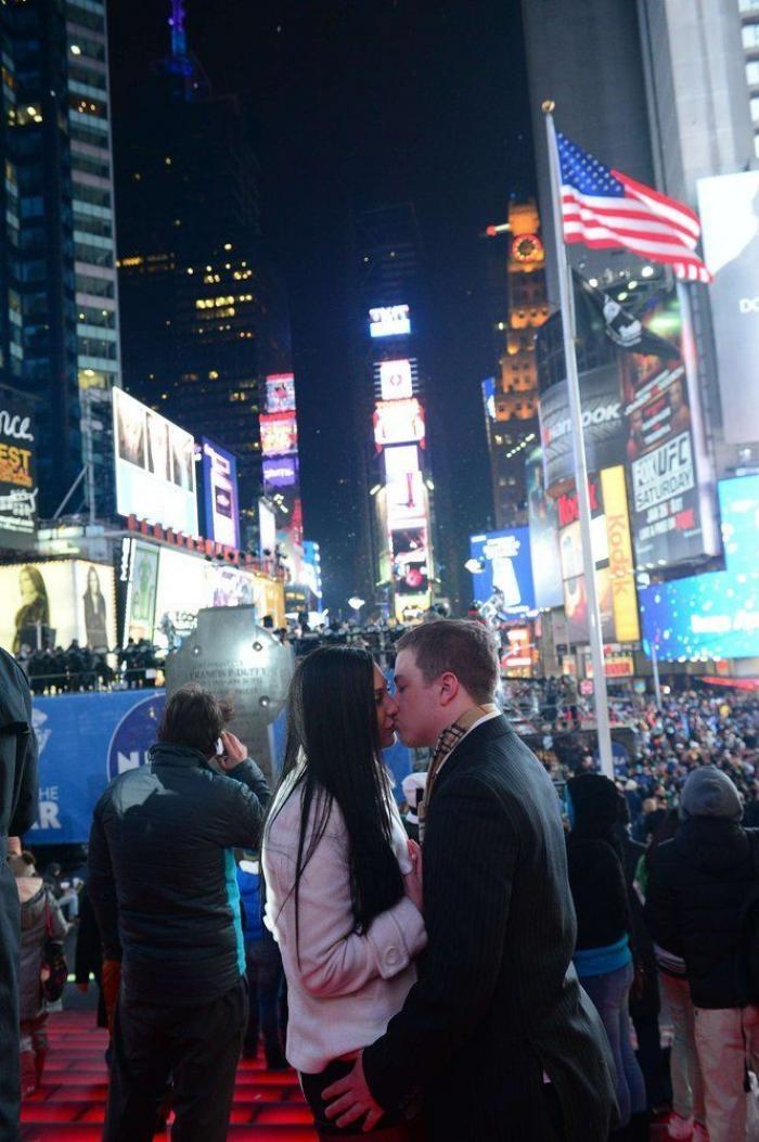 Año 2013: Besos para recibir el Año Nuevo (FOTOS)