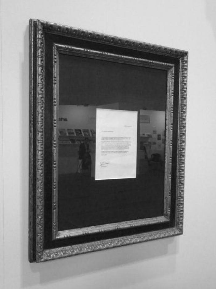 "El trabajo es la Dictadura": el artista Santiago Sierra contrata a 30 parados para escribir mil libros con esta frase (FOTO)