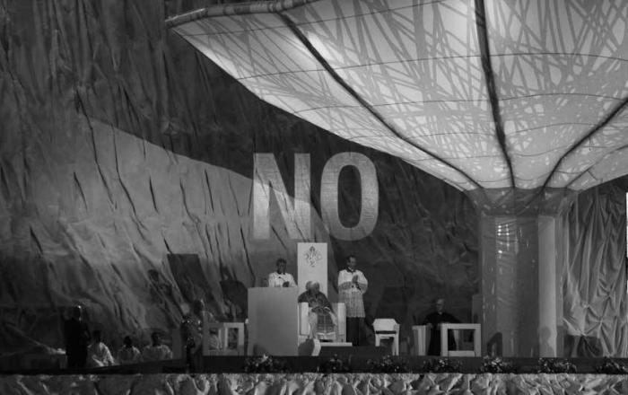 "El trabajo es la Dictadura": el artista Santiago Sierra contrata a 30 parados para escribir mil libros con esta frase (FOTO)