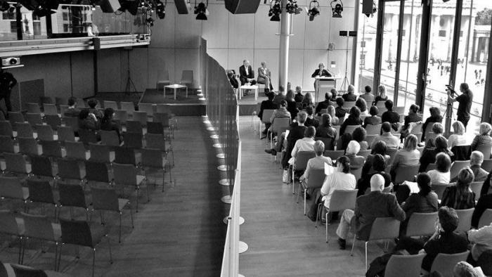 "El trabajo es la Dictadura": el artista Santiago Sierra contrata a 30 parados para escribir mil libros con esta frase (FOTO)