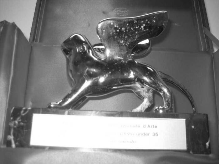 "El trabajo es la Dictadura": el artista Santiago Sierra contrata a 30 parados para escribir mil libros con esta frase (FOTO)