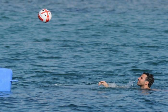 Famosos en la playa: 25 cosas raras que hacen ellos y tú no (FOTOS)