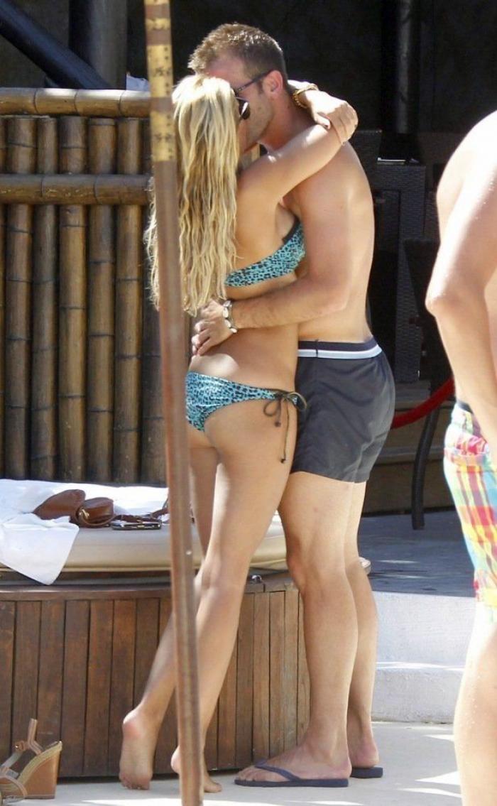 Famosos en la playa: 25 cosas raras que hacen ellos y tú no (FOTOS)