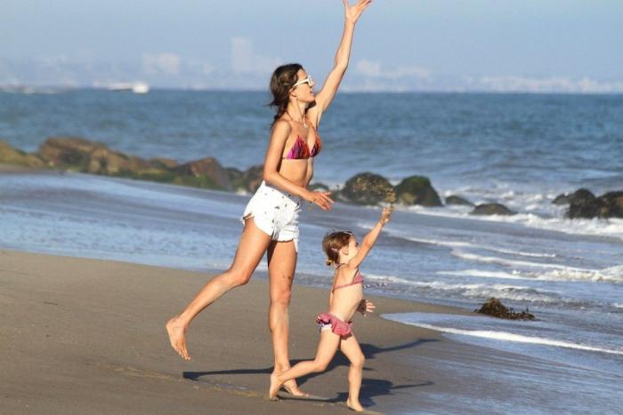 Famosos en la playa: 25 cosas raras que hacen ellos y tú no (FOTOS)