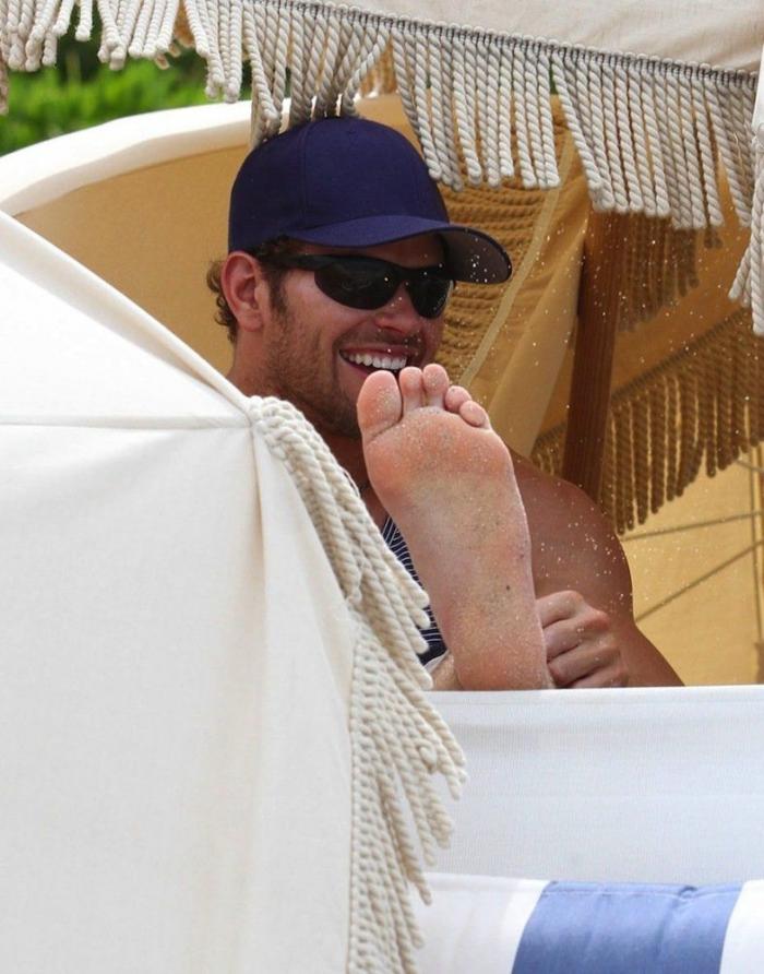 Famosos en la playa: 25 cosas raras que hacen ellos y tú no (FOTOS)