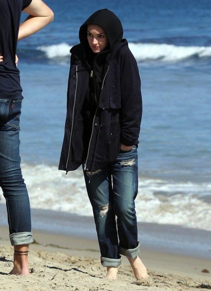 Famosos en la playa: 25 cosas raras que hacen ellos y tú no (FOTOS)