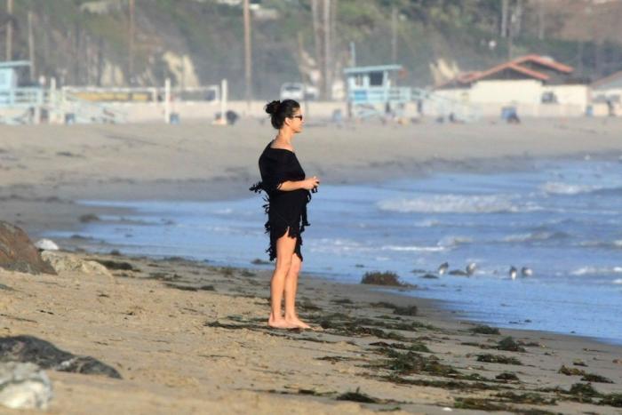 Famosos en la playa: 25 cosas raras que hacen ellos y tú no (FOTOS)