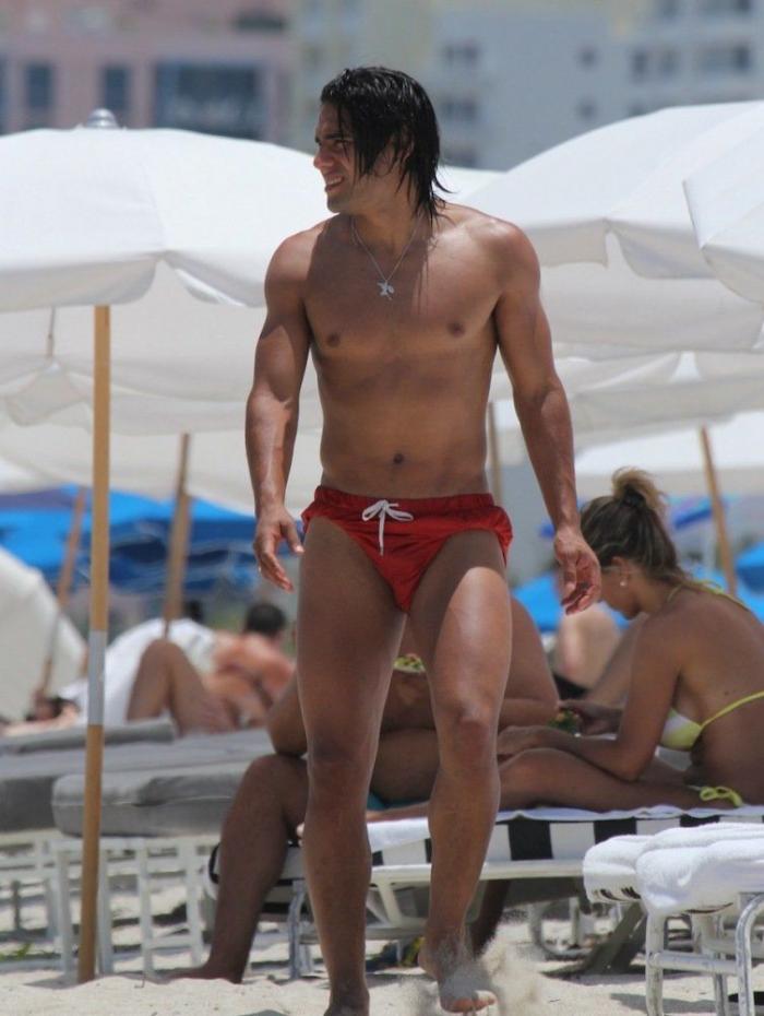 Famosos en la playa: 25 cosas raras que hacen ellos y tú no (FOTOS)