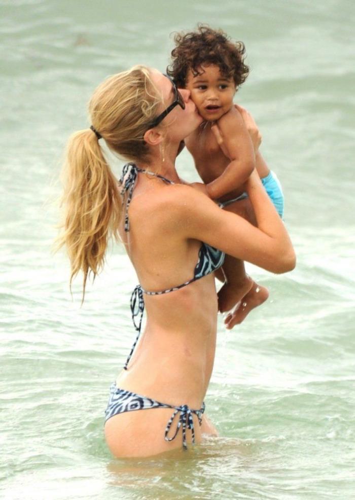 Famosos en la playa: 25 cosas raras que hacen ellos y tú no (FOTOS)