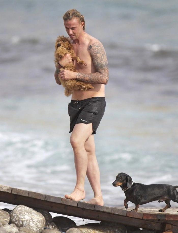 Famosos en la playa: 25 cosas raras que hacen ellos y tú no (FOTOS)