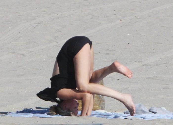 Famosos en la playa: 25 cosas raras que hacen ellos y tú no (FOTOS)