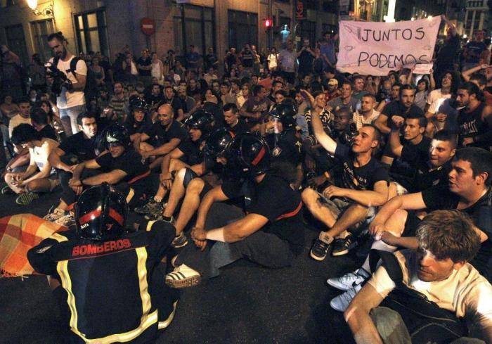 Los funcionarios vuelven a salir a la calle y cortan la Gran Vía de Madrid