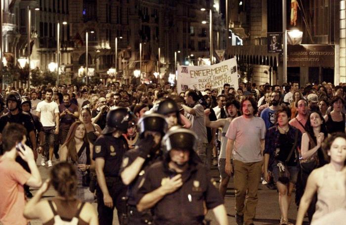 Los funcionarios vuelven a salir a la calle y cortan la Gran Vía de Madrid