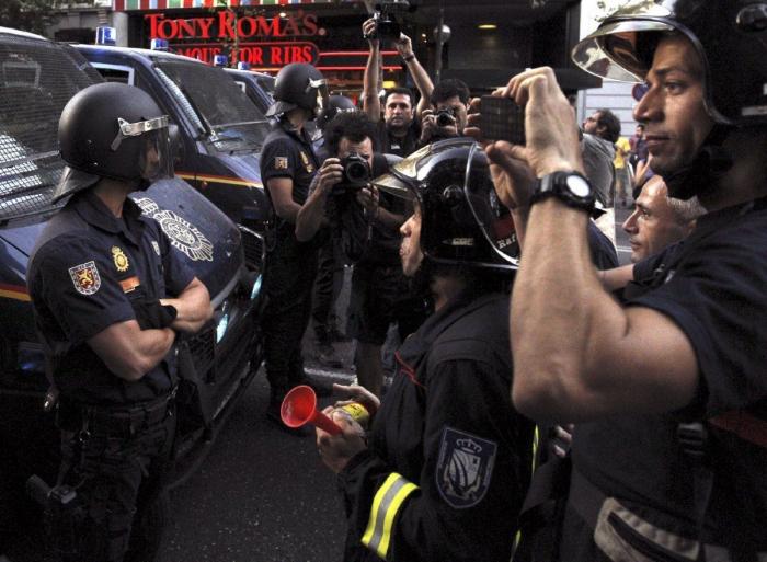Los funcionarios vuelven a salir a la calle y cortan la Gran Vía de Madrid