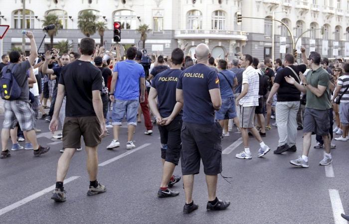 Los funcionarios vuelven a salir a la calle y cortan la Gran Vía de Madrid