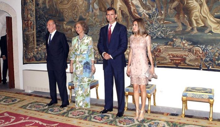 Letizia en Mallorca: traición del maquillaje y mini 'encubierta' en la recepción del Palacio de la Almudaina de 2012 (FOTOS)