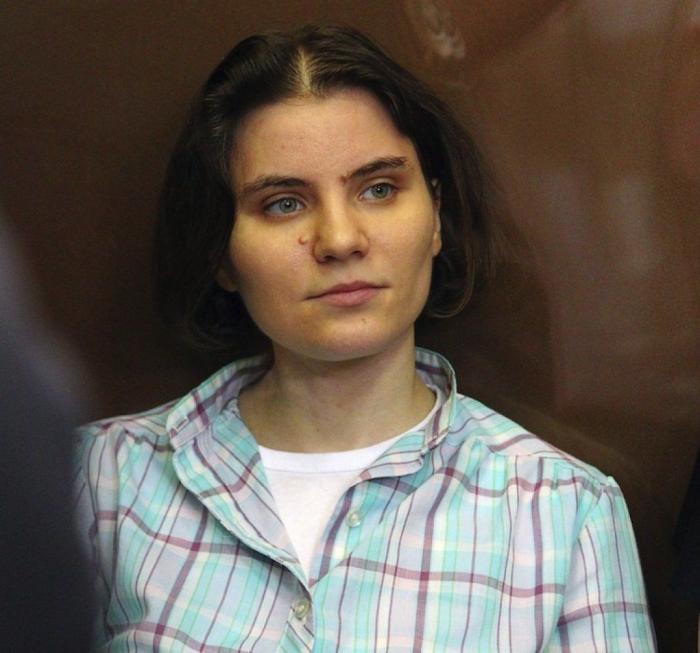 La líder de las Pussy Riot huye de Rusia en una fuga de película