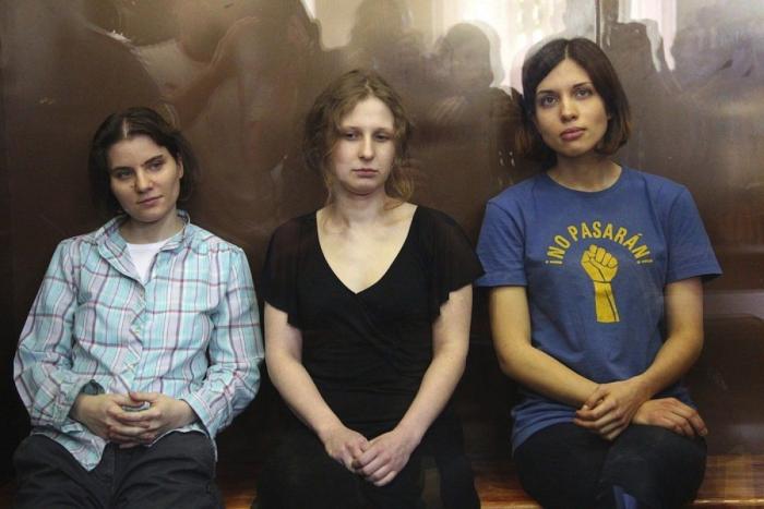 La líder de las Pussy Riot huye de Rusia en una fuga de película