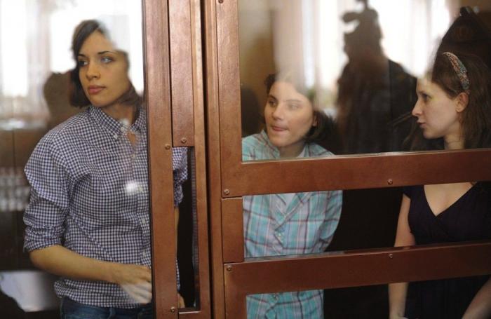 La líder de las Pussy Riot huye de Rusia en una fuga de película