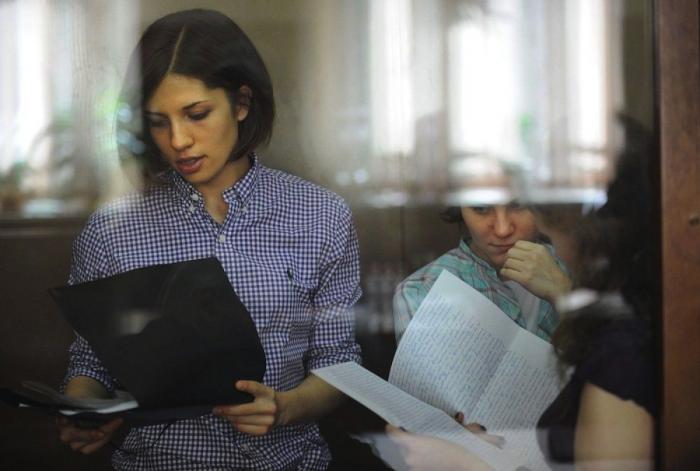 La líder de las Pussy Riot huye de Rusia en una fuga de película