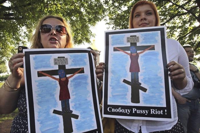 La líder de las Pussy Riot huye de Rusia en una fuga de película