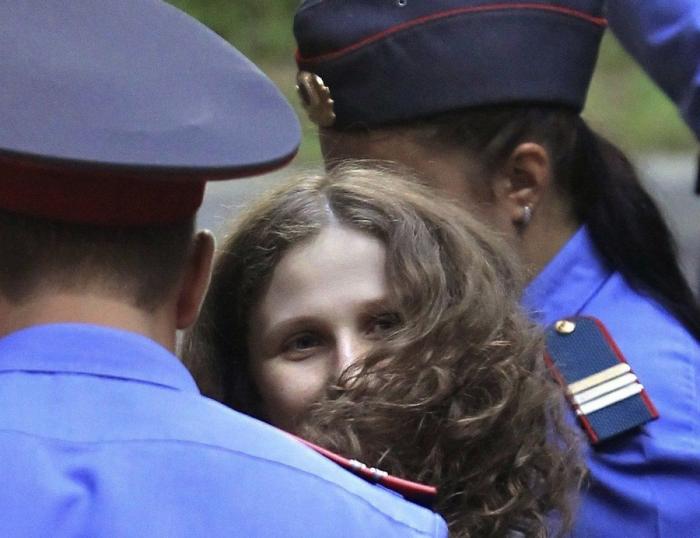 La líder de las Pussy Riot huye de Rusia en una fuga de película
