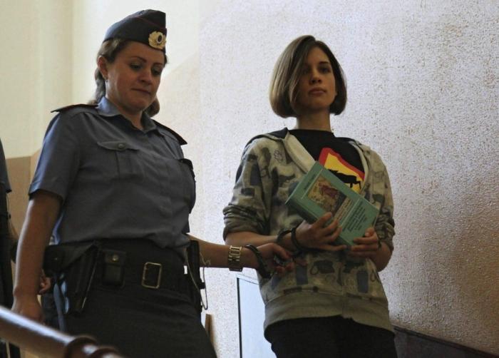 La líder de las Pussy Riot huye de Rusia en una fuga de película