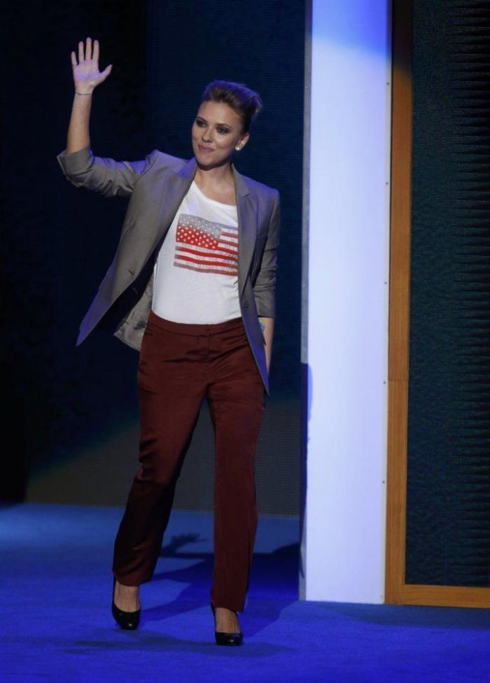 Scarlett Johansson en la convención demócrata: breve, concreta y sobre la abstención (FOTOS)