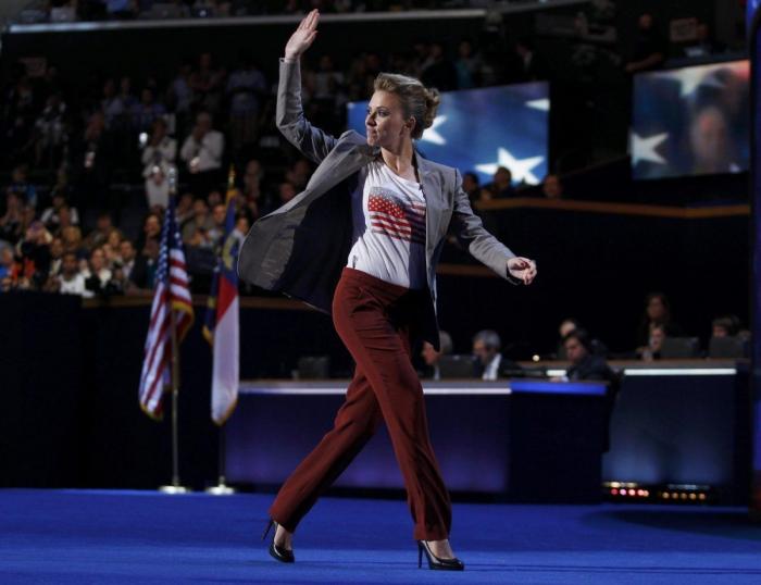 Scarlett Johansson en la convención demócrata: breve, concreta y sobre la abstención (FOTOS)