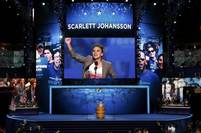 Scarlett Johansson en la convención demócrata: breve, concreta y sobre la abstención (FOTOS)