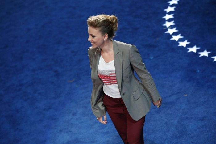 Scarlett Johansson en la convención demócrata: breve, concreta y sobre la abstención (FOTOS)
