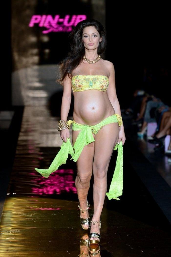Raffaella Fico, modelo embarazada en bikini en la pasarela de Milán (FOTOS)