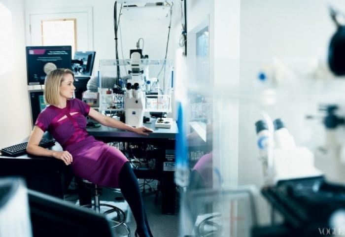 Marissa Mayer ignora al "viejo verde" al que el auditorio le ríe las gracias en una junta de accionistas de Yahoo! (VÍDEO)