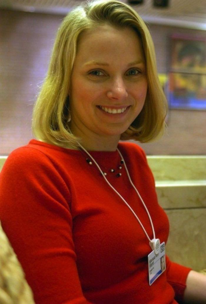 Marissa Mayer ignora al "viejo verde" al que el auditorio le ríe las gracias en una junta de accionistas de Yahoo! (VÍDEO)