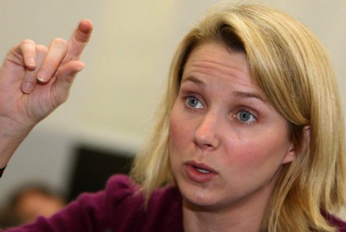 Marissa Mayer ignora al "viejo verde" al que el auditorio le ríe las gracias en una junta de accionistas de Yahoo! (VÍDEO)