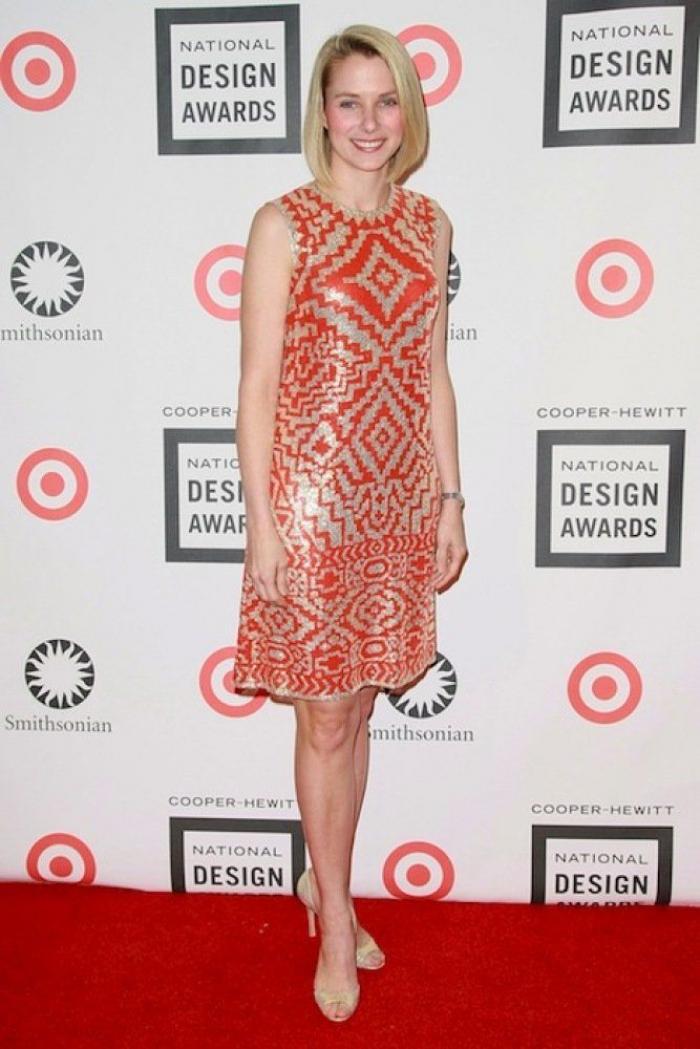 Marissa Mayer ignora al "viejo verde" al que el auditorio le ríe las gracias en una junta de accionistas de Yahoo! (VÍDEO)