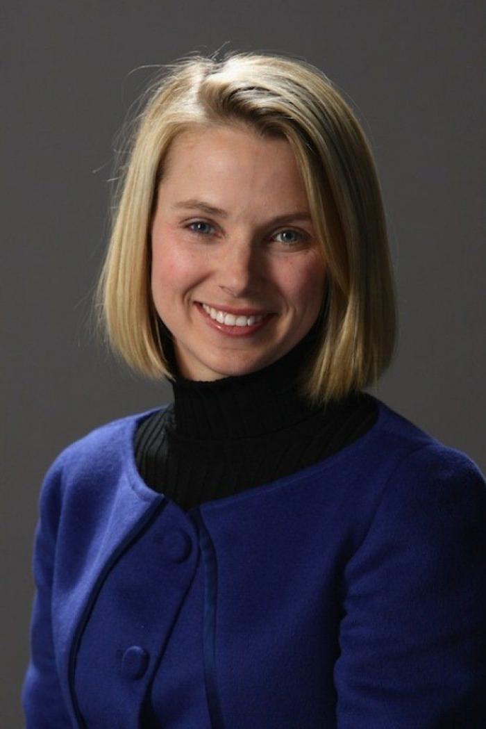 Marissa Mayer ignora al "viejo verde" al que el auditorio le ríe las gracias en una junta de accionistas de Yahoo! (VÍDEO)