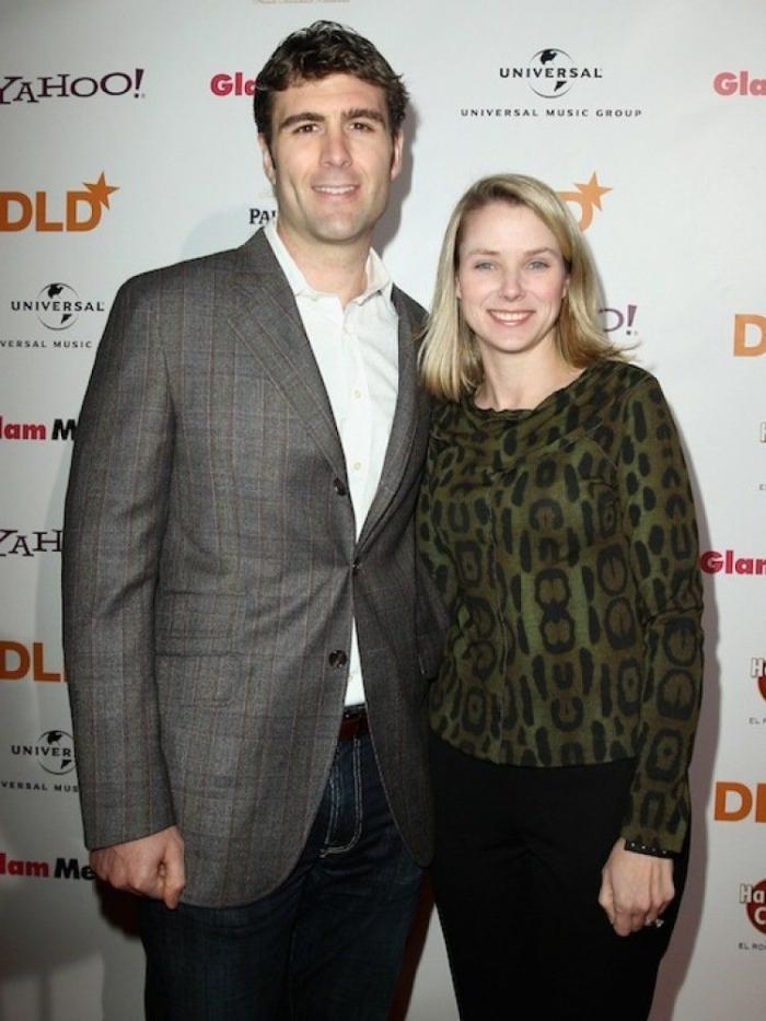 Marissa Mayer ignora al "viejo verde" al que el auditorio le ríe las gracias en una junta de accionistas de Yahoo! (VÍDEO)