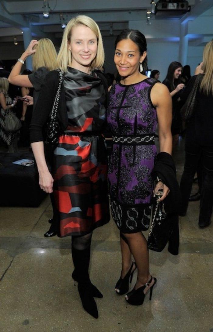 Marissa Mayer ignora al "viejo verde" al que el auditorio le ríe las gracias en una junta de accionistas de Yahoo! (VÍDEO)