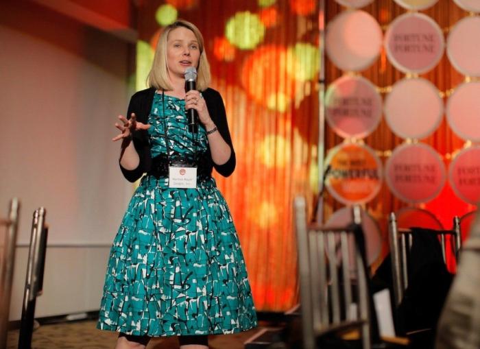 Marissa Mayer ignora al "viejo verde" al que el auditorio le ríe las gracias en una junta de accionistas de Yahoo! (VÍDEO)