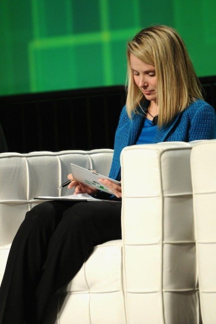Marissa Mayer ignora al "viejo verde" al que el auditorio le ríe las gracias en una junta de accionistas de Yahoo! (VÍDEO)