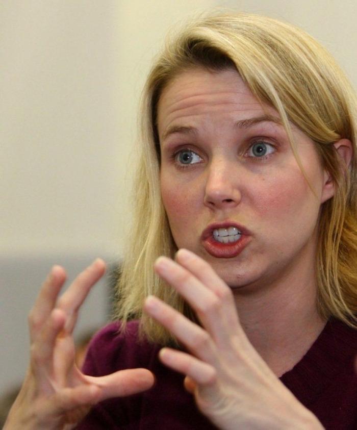 Marissa Mayer ignora al "viejo verde" al que el auditorio le ríe las gracias en una junta de accionistas de Yahoo! (VÍDEO)