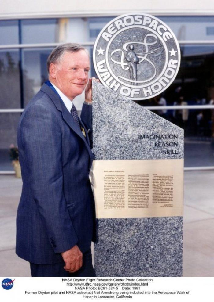 Muerte de Neil Armstrong: ¿Lance Armstrong? ¿Neil Young? ¿Quién se murió? (FOTOS, TUITS)