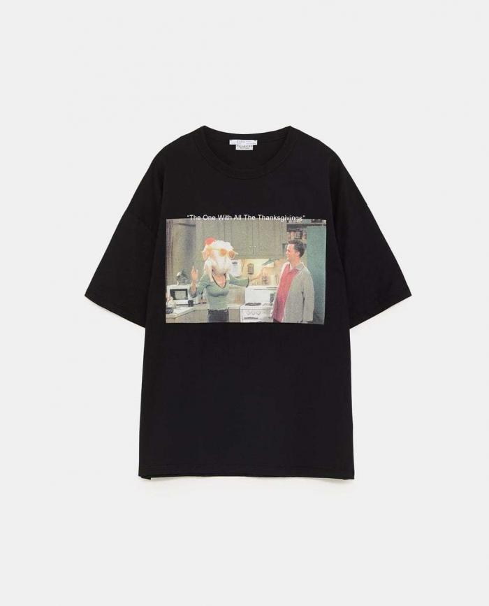 Zara quiere que te olvides de las rebajas con estas camisetas de 'Friends', Almodóvar y Disney